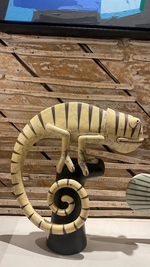 Camaleão cerâmica amarelo