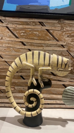 Camaleão cerâmica amarelo